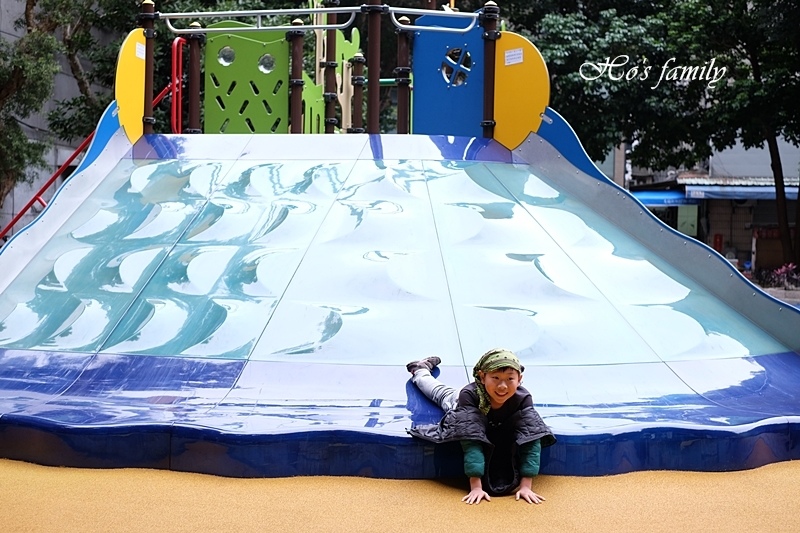 巨大波浪溜滑梯 鮮豔動物主題遊具 四肢並用挑戰趣 台北晴光公園 Yahoo奇摩旅遊