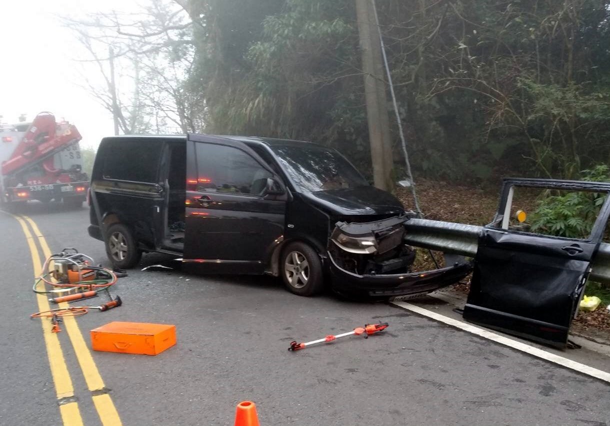 陸客家族遊阿里山擦撞公路護欄6人送醫 Yahoo奇摩電影