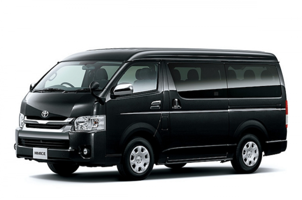 現行第五代 Toyota Hiace，在日本、香港與東南亞右駕市場能見度相當高。日規車型預計年底進行更新，並將加入 TSS-P 防護系統。