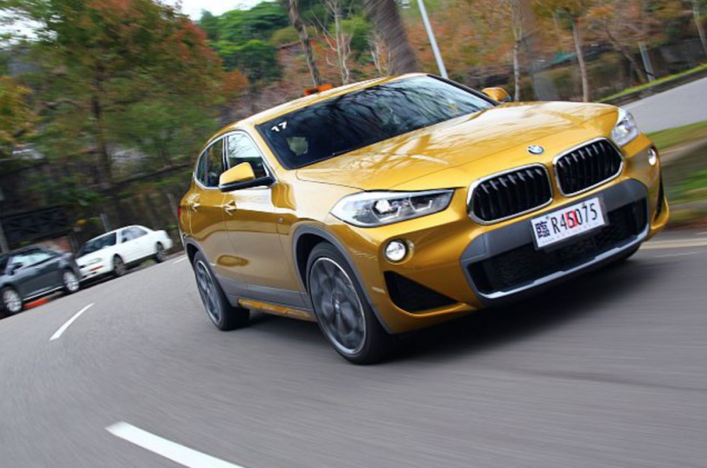 BMW X2 sDrive20i M Sport X 同步升級 M 款跑車化懸吊，且輪框也升級到 19 吋，這使車輛的路感更鮮明外，過彎時也頗具掀背鋼砲的氣息。