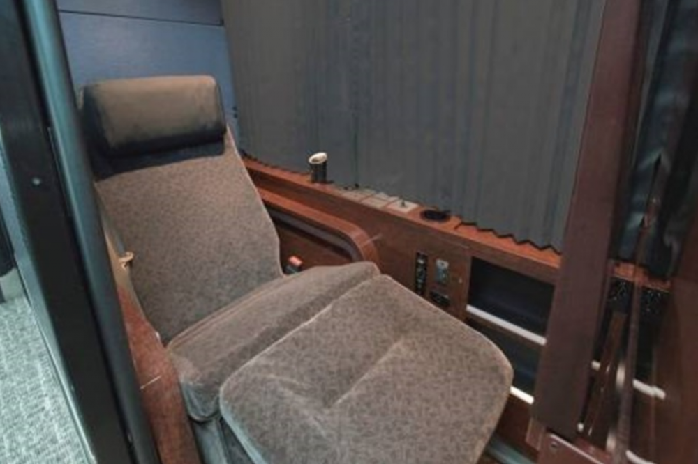 Dream Sleeper 高速巴士內部擁有 11 間 85x160mm 的房間，放有一張可調節角度的座椅，讓乘客可以輕鬆入睡。