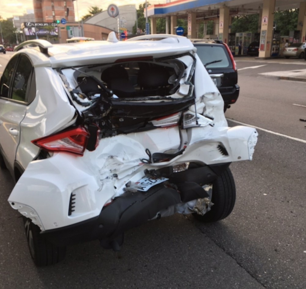 白色的 Luxgen U5 的車尾因拖車撞擊，毀損嚴重，不過並未擠壓到後座及 C 柱位置。