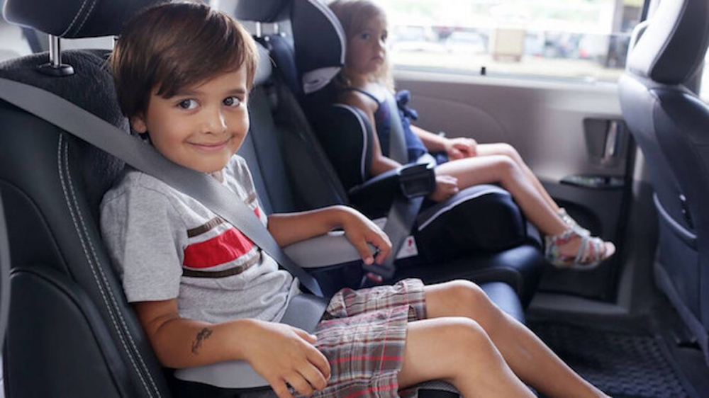 全家開車出遊前，使用兒童座椅的 5 個安全建議（內有影片）