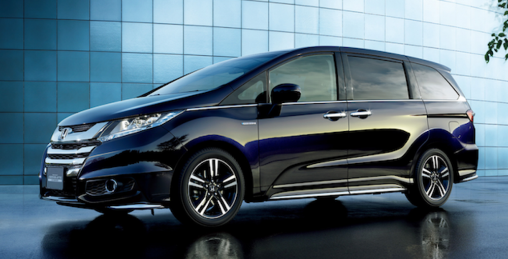 2013 年底在日本上市的 Honda Odyssey，終於要進行小改款。圖為現行 Honda Odyssey。