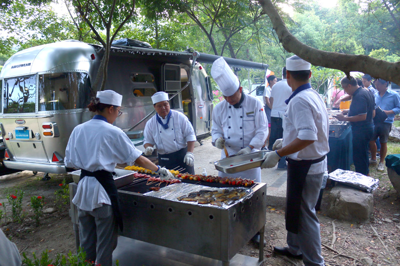 晚上遊客可選擇用當地風味食材和家人朋友進行一場戶外BBQ饗宴。