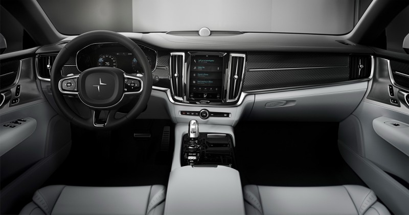 內裝與現行Volvo大同小異，但溫潤的木紋飾板已經換上碳纖維