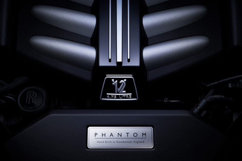 新一代Phantom搭載全新的6.75公升V12引擎，以雙渦輪增壓系統取代以往自然進氣配置，不僅最大馬力可達563bhp，峰值扭力更可在1700rpm時發揮900Nm水準。