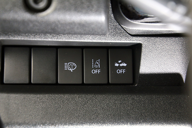 Jimny配有車道偏移輔警示與自動煞車輔助系統。是Suzuki在台灣首款導入入DSBS雙感知器煞車輔助系統的車款。