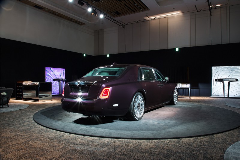 新一代Phantom更首度採用由Rolls-Royce工程師全新設計的全鋁製「Architecture of Luxury」車架，經過精心設計及製造，能配合未來新研發車型的體積及重量要求，包括配備不同推進、牽引及操控系統的型號所個別調整。