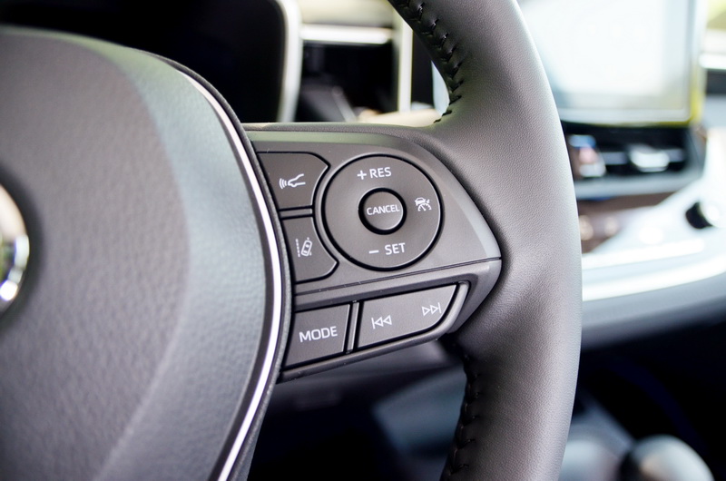 方向盤右側的控制按鍵可啟動如主動巡航控制、車道偏移、車距調整等功能