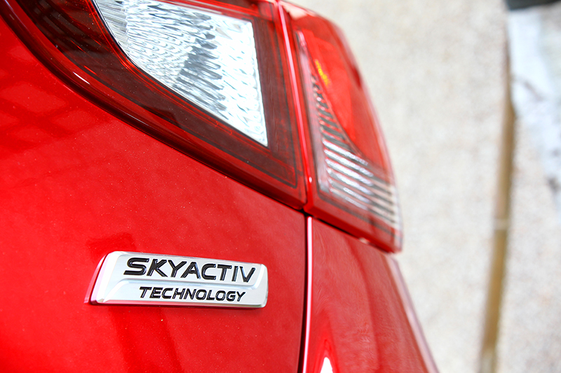 1.5升SKYACTIV-G自然進氣汽油引擎具備缸內直噴技術，提供高效且節能的輸出特質。