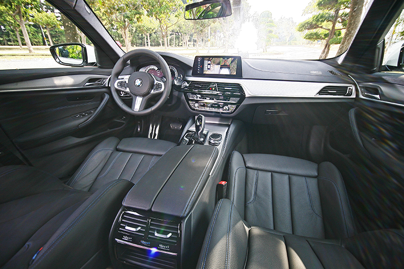 新世代BMW的中控台造型顯然漂亮許多，方向盤設計更是誘人。
