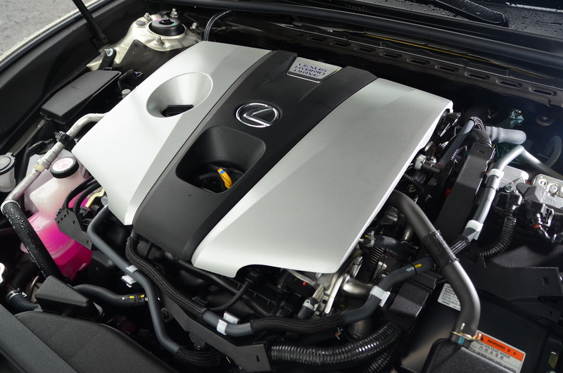 ES 300h引擎採用與ES 250相同的2.5升4缸自然進氣引擎，還多了兩具電動馬達的輔助