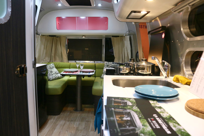 ▲雖然Airstream露營車都有基本的車內陳設樣式可選，但也提供買家客製化服務，打造自己最愛的露營車空間與風格。
