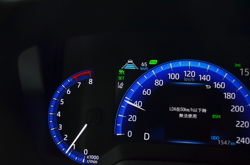 開啟ACC自動跟車功能後，儀表與抬頭顯示器皆有設定值的圖示告知