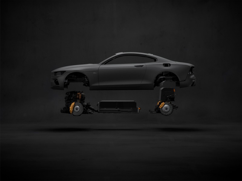 車身完全採用碳纖維打造，從上圖可以看出前軸有引擎，電池位於車身中央與後軸上
