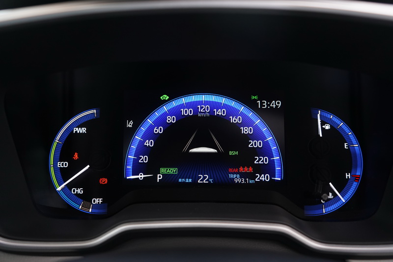 Altis Hybrid的駕駛儀表配置的是7吋數位儀表，科技感上明顯占了上風