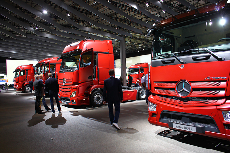 除了Mercedes- Benz Vision Urbanetic外，展場另一側為賓士卡車頭大軍所在地。