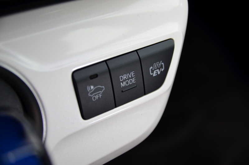 Prius PHV以電動馬達為主要動力來源，因此最右側的EV模式按鍵與Hybrid車款不同