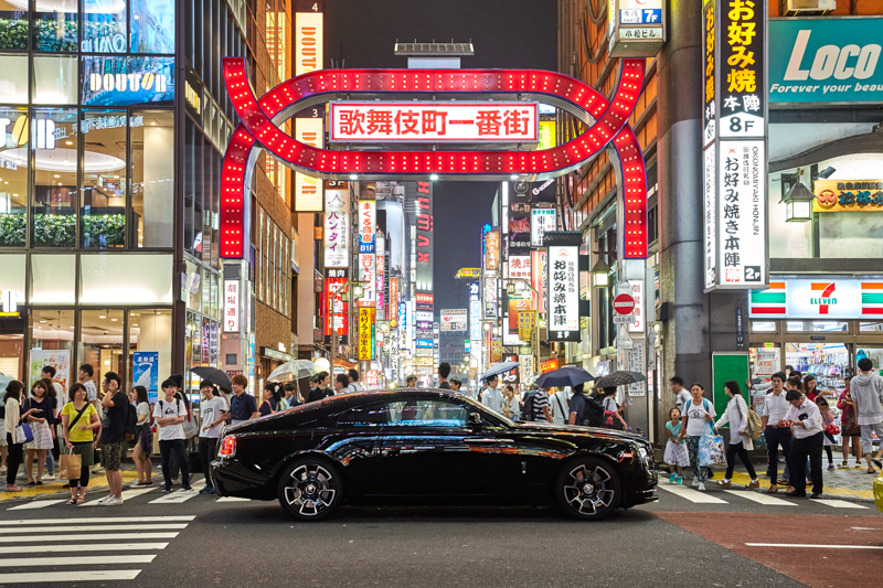 乘著Ghost Black Badge遊走於東京的精華地段，銀座、表參道、六本木等華麗夜景伴隨著座艙內星空頂棚盡收眼底。從未以遊車河的姿態領略東京夜的美好，這開場秀，炫目無比。