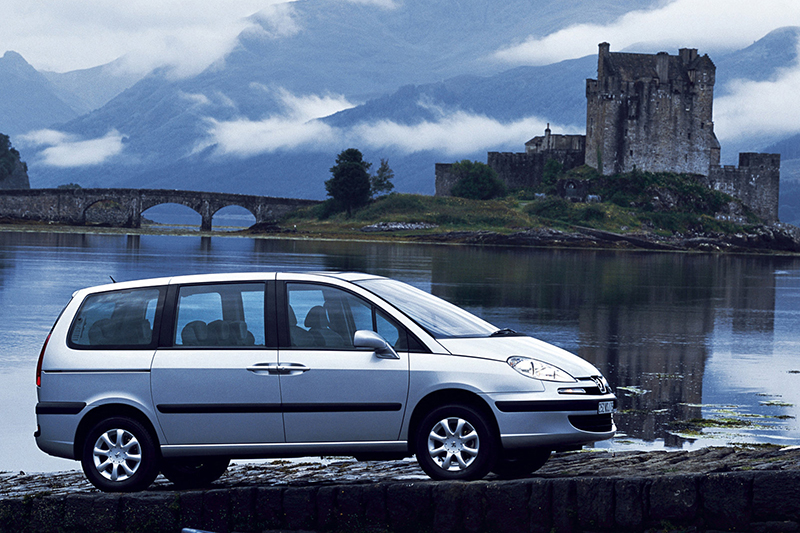 2002年發表的PEUGEOT 807承襲前身PEUGEOT 806的一切優點，並且更加摩登舒適。