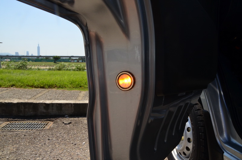 LED警示燈在開門後會以閃爍方式提醒後方來車