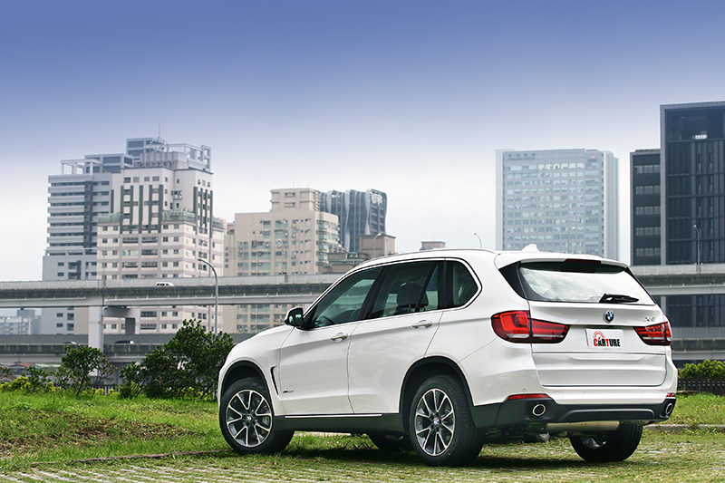 想要與別人分享「五子登科」的喜悅嗎？買一輛BMW X5開準沒錯！