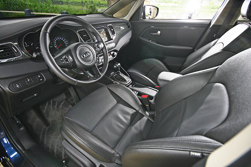包括六氣囊與ESP等等安全機制，都是Carens全車系的標準配備。