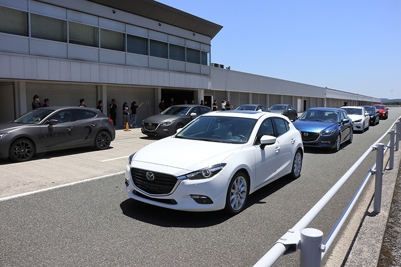 現場準備了四輛現行Mazda 3以及四輛Skyactiv-X原型車供對比。