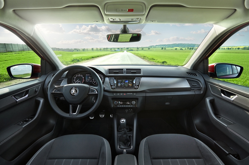 座艙中控配置6.5吋觸控螢幕且具有Apple CarPlay與Android Auto連接功能，但整體設計格局仍維持不變。