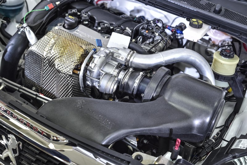 308 Racing Cup引擎由308 GTi再強化，換上208 T16大渦輪而且增加進氣效率，同樣1.6升排氣量馬力輸出已接近340hp