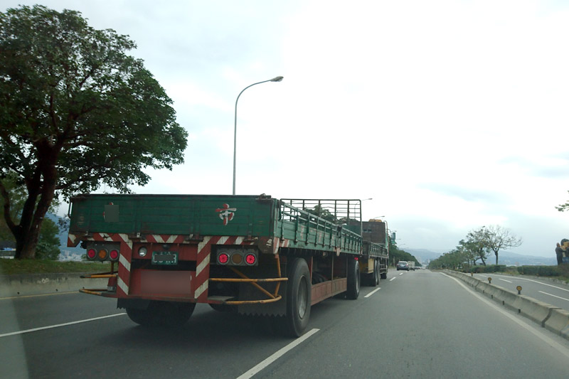 修法若通過在「一般道路」上車輪、輪胎膠皮或車輛機件脫落等行為，將會被處罰。