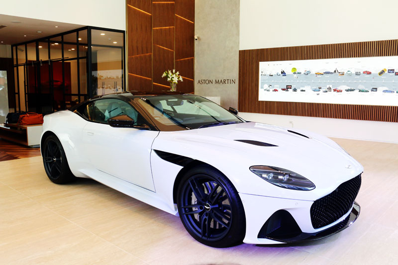 首度發表Aston Martin旗艦性能車款、集輕量和狂暴性能於一身的全新DBS Superleggera。