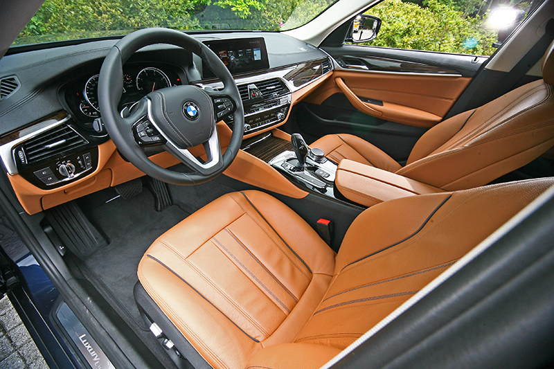 更加細緻的座艙質感，搭配紅棕色皮革後更顯突出。