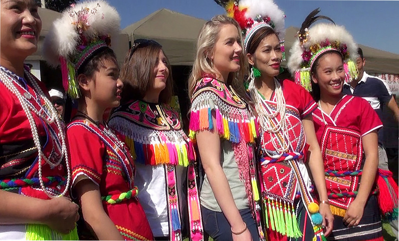台灣嘉年華南非少女穿原住民服裝留影 圖 Yahoo奇摩遊戲電競