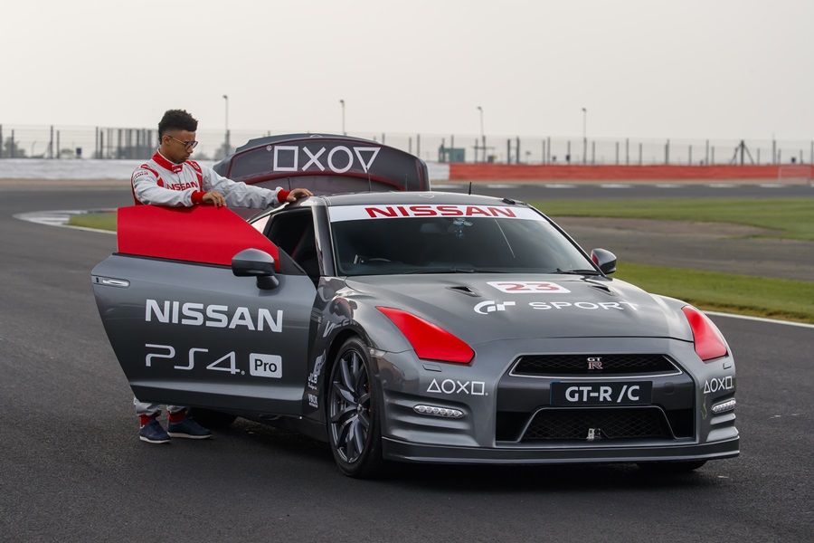 用DualShock震動把手遙控Nissan GT-R跑完英國銀石賽道！