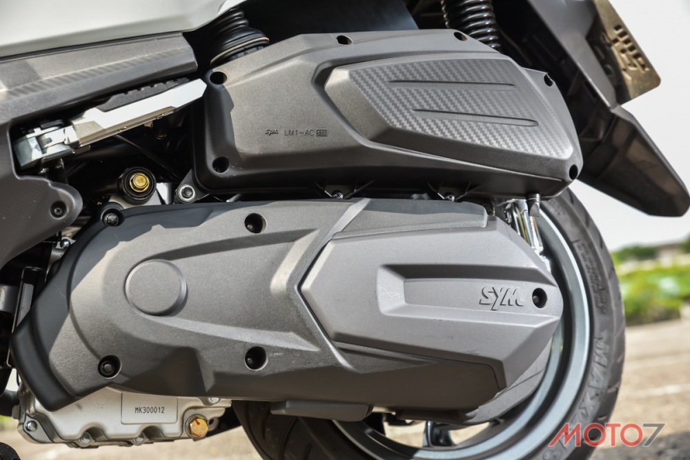 CRUiSYM 300 導入SYM 旗下最新的Clean Power 引擎技術。