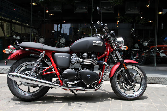 這是TRIUMPH BONNEVILLE，排氣量865cc，雙缸氣冷引擎。