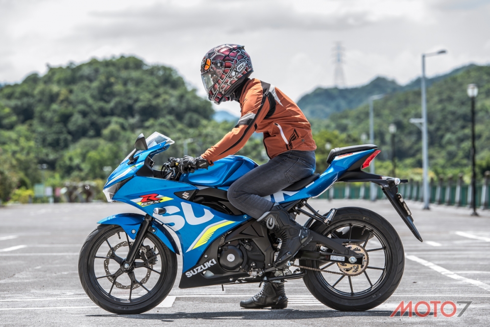 跨上GSX-R150，感受貨真價實的跑車騎姿。