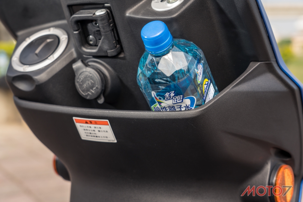 前置物空間能容納800cc的寶特瓶。