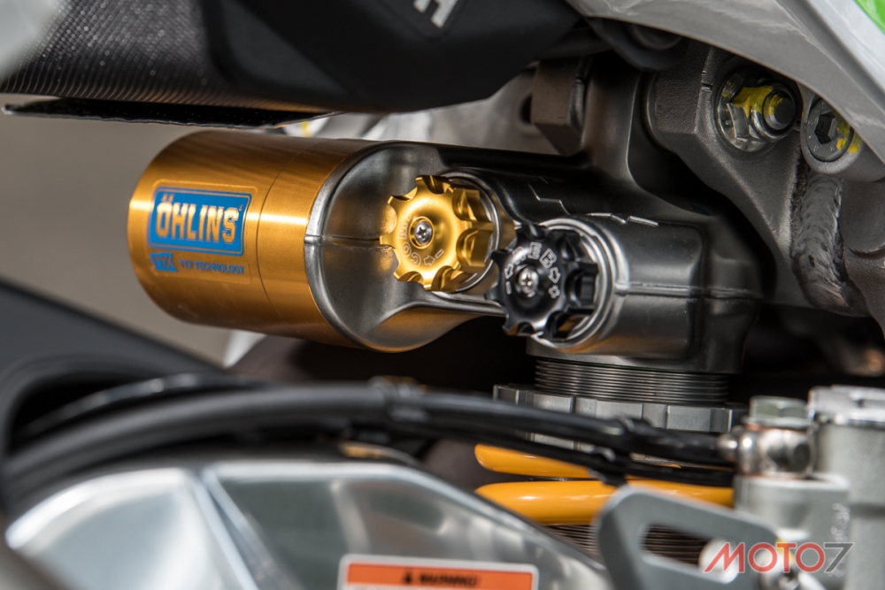 OHLINS TTX後避震，旋鈕的位置非常便於調整。