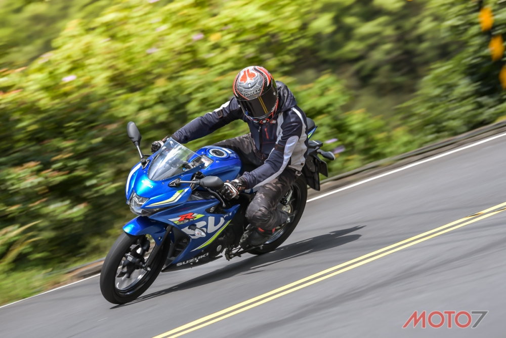 騎著GSX-R150過彎，帶入一些重心轉移會讓過彎更為順暢。