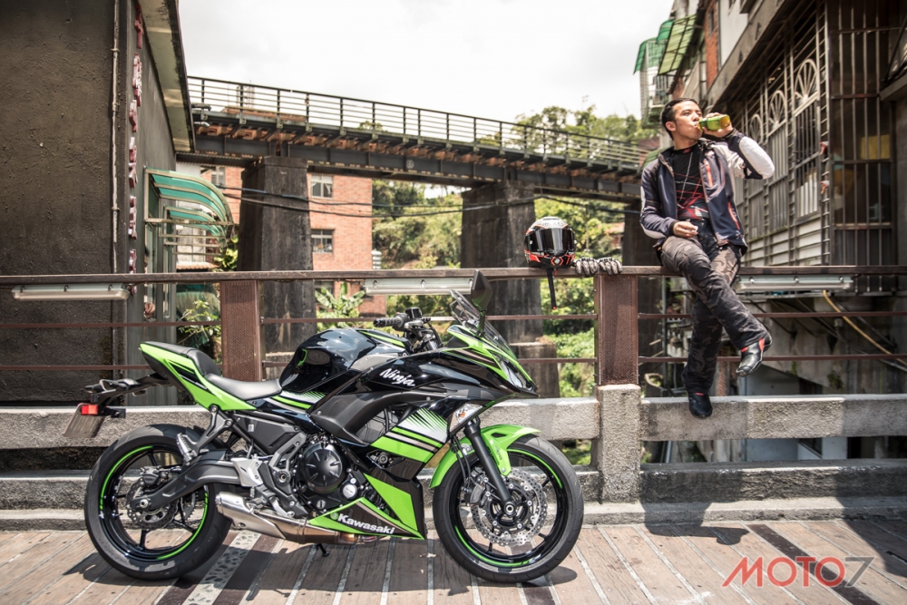 NINJA 650穿梭於巷弄間可說是相當輕鬆寫意！