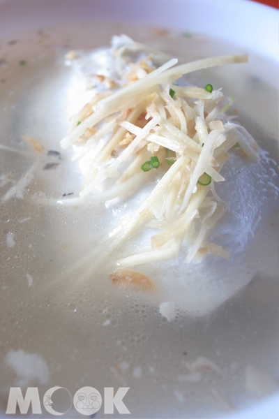 灑上薑絲的虱目魚湯更能增添魚湯鮮味和魚肉甜度。(圖片提供／墨刻出版社）