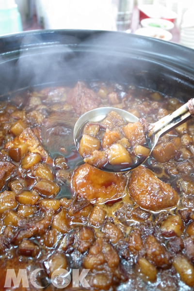 好客的小武哥，每天都會煮上一大鍋熱騰騰的肉燥，提供給客人淋上白飯食用。(圖片提供／墨刻出版社）