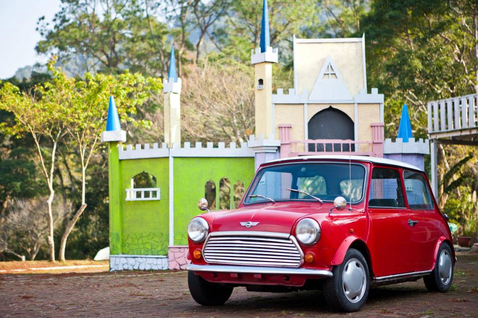 園區內造景打造可愛的歐洲城堡造景還有紅色小車在前方守著。(圖片來源／富田花園農場)