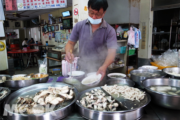 永通虱目魚粥第二代老闆大展哥從24歲接下家傳店面到現在已經20多年了。(圖片提供／墨刻出版社）