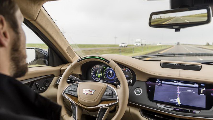 Elon Musk表示這套AI晶片有點類似Cadillac的超級巡航儀，希望能讓自駕技術在司機專注與駕駛之間取得最佳平衡（圖片來源：https://www.motor1.com/news/244213/cadillac-super-cruise-expanded-launch/）