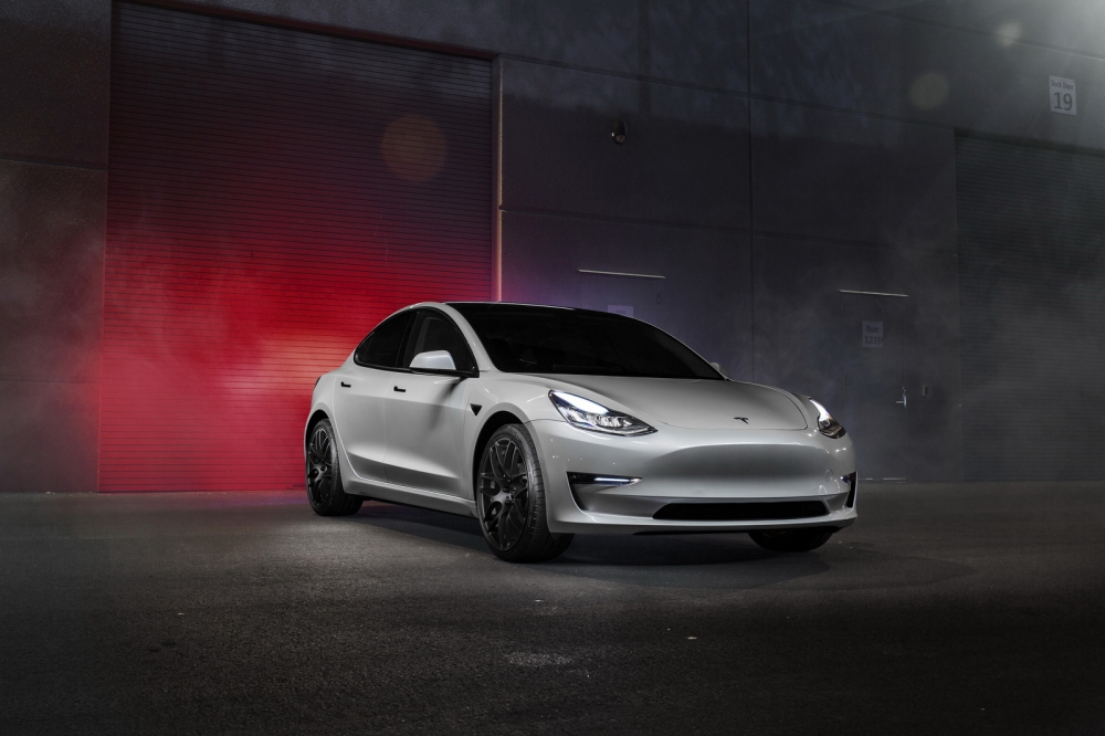 （圖片來源：http://velocitymotoring.com/tesla-model-3-gets-20-vmr-v710-wheels/）