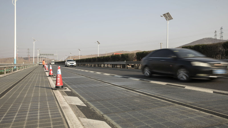 用路兼發電！中國濟南太陽能高速公路通車